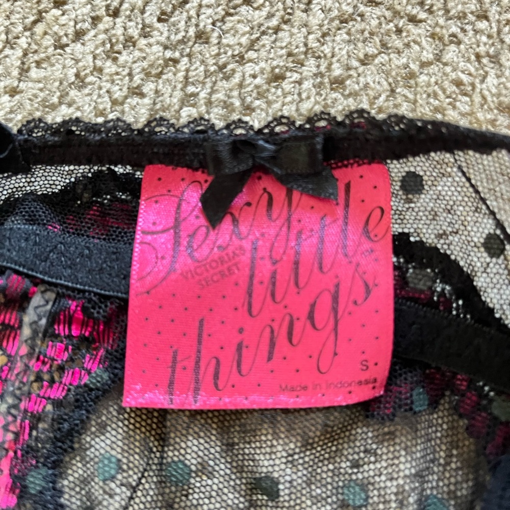 Lingerie - Picture 2 of 3